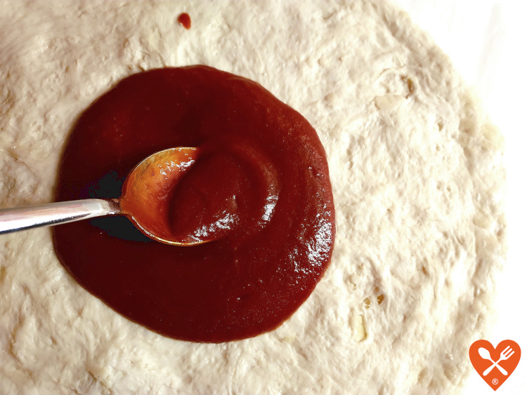 Echar base de tomate para una masa de pizza esponjosa casera