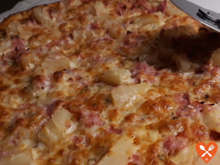 Cómo hacer pizza esponjosa de Hawaiana