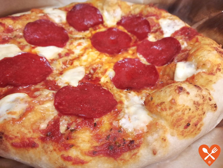 Cómo hacer pizza esponjosa de Salami y Mozzarella