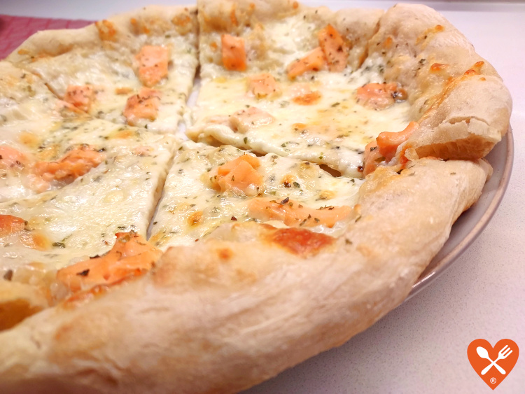 Cómo hacer pizza esponjosa de Salmón y Mozzarella