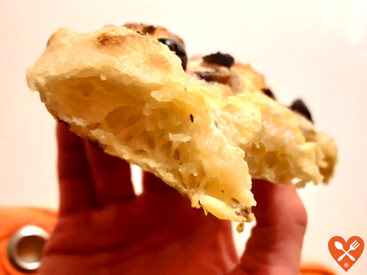 Porción de pizza esponjosa gruesa y crujiente