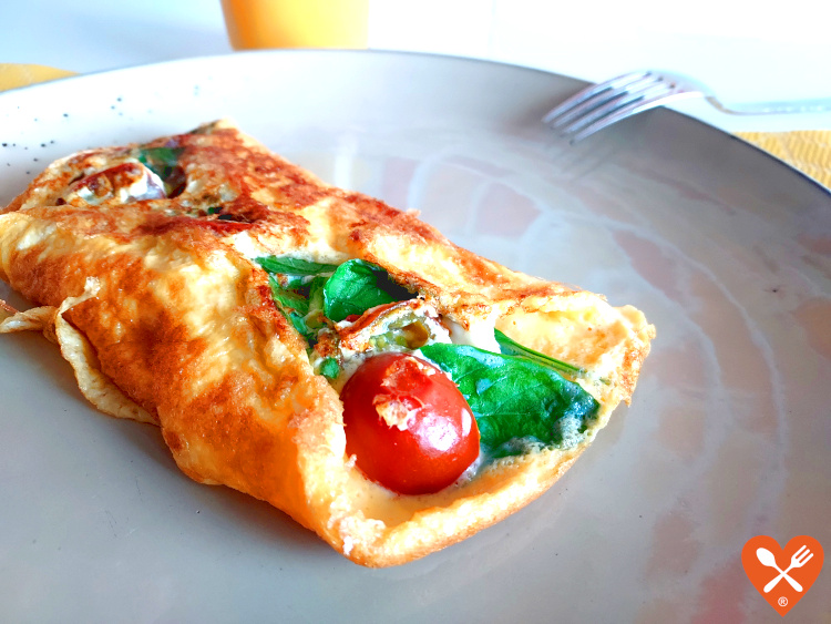 Recetas de Cenas fáciles - Tortilla francesa con albahaca, tomate y queso