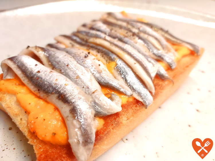 Recetas de Cenas fáciles - Tosta de Boquerones con Salmorejo