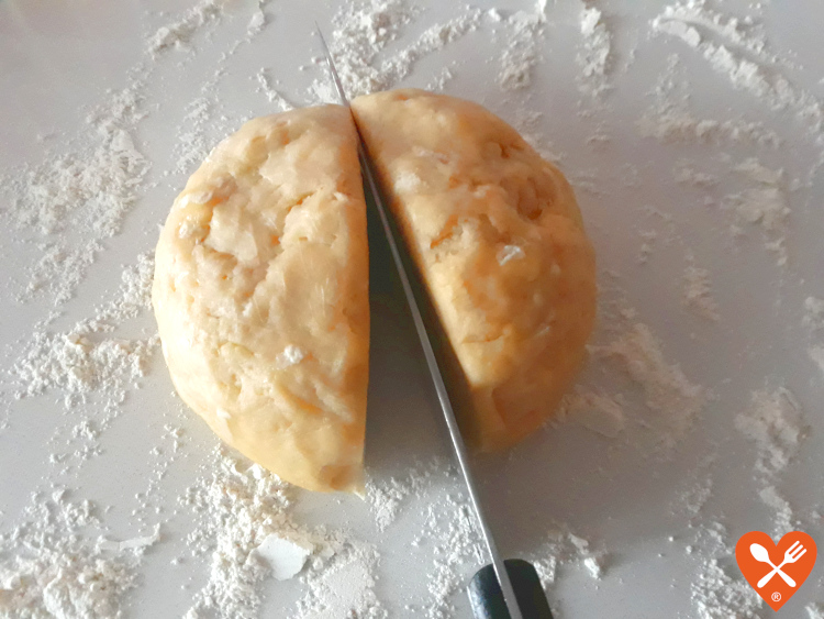 Cortar masa empanada gallega tradicional