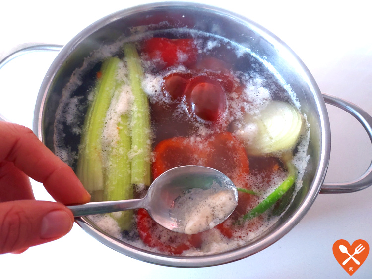 Cómo quitar la espuma de un caldo de pollo casero