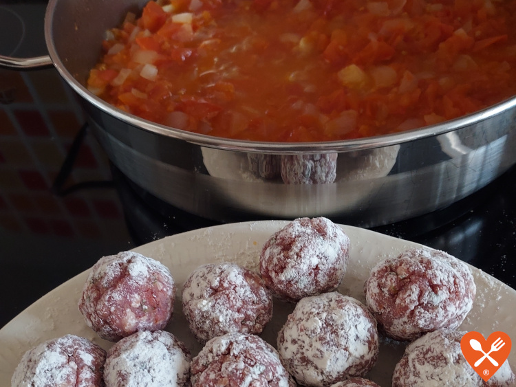 Cómo hacer salsa de tomate para albóndigas fácil y rápida