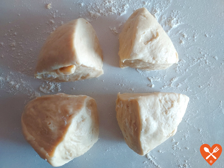 Cortar la masa de los bollos suizos esponjosos caseros
