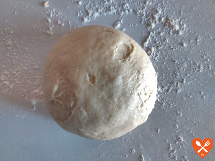 Fermentación de la masa de los bollos suizos esponjosos caseros