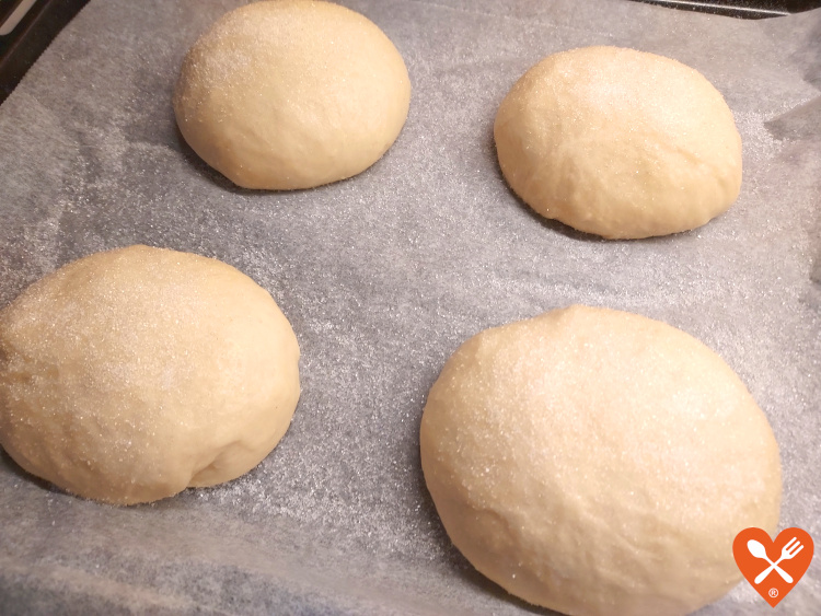 Masa de bollos suizos esponjosos caseros fermentada y lista para hornear