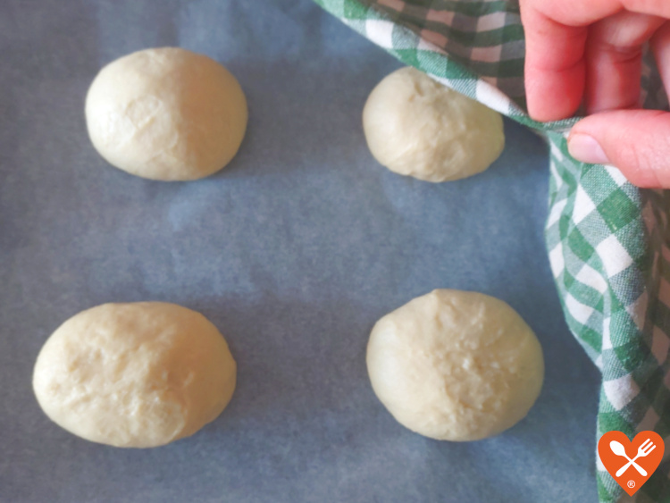 Segunda fermentación de la masa de los bollos suizos esponjosos caseros