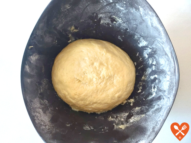 Cómo formar la masa de los bollos suizos esponjosos caseros