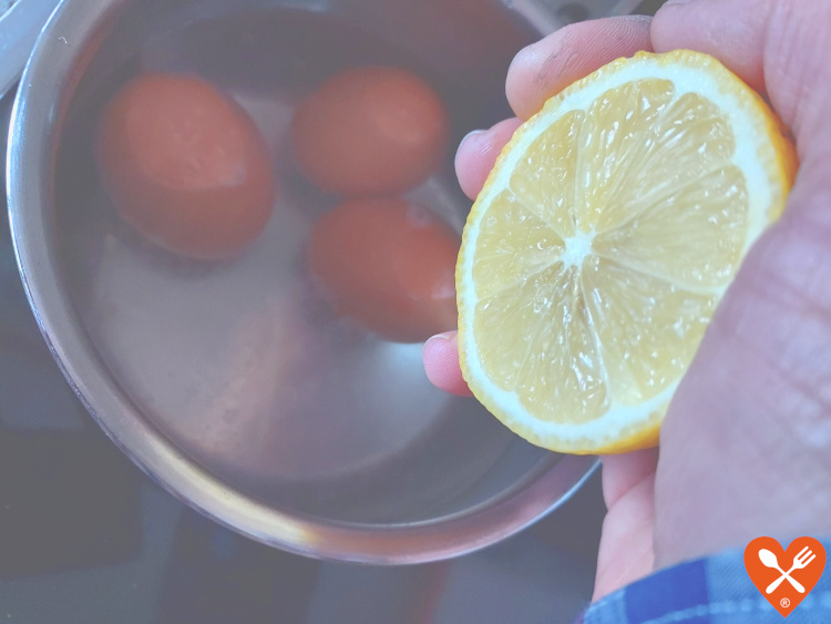 Añadir zumo de limón al agua de cocción de los huevos